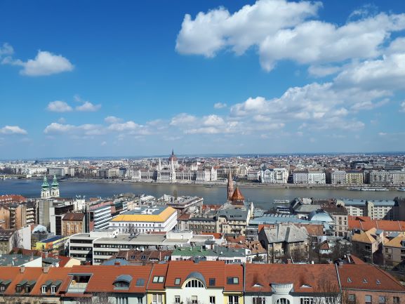 Vistas de la preciosa ciudad de Budapest desde el Bastión de Pescadores. Un imprescindible a la hora de viajar a Budapest.