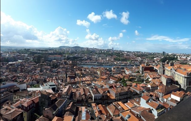 Vistas de la ciudad de Oporto desde lo alto de un campanario. Destacan los tejados anaranjados de las casas.