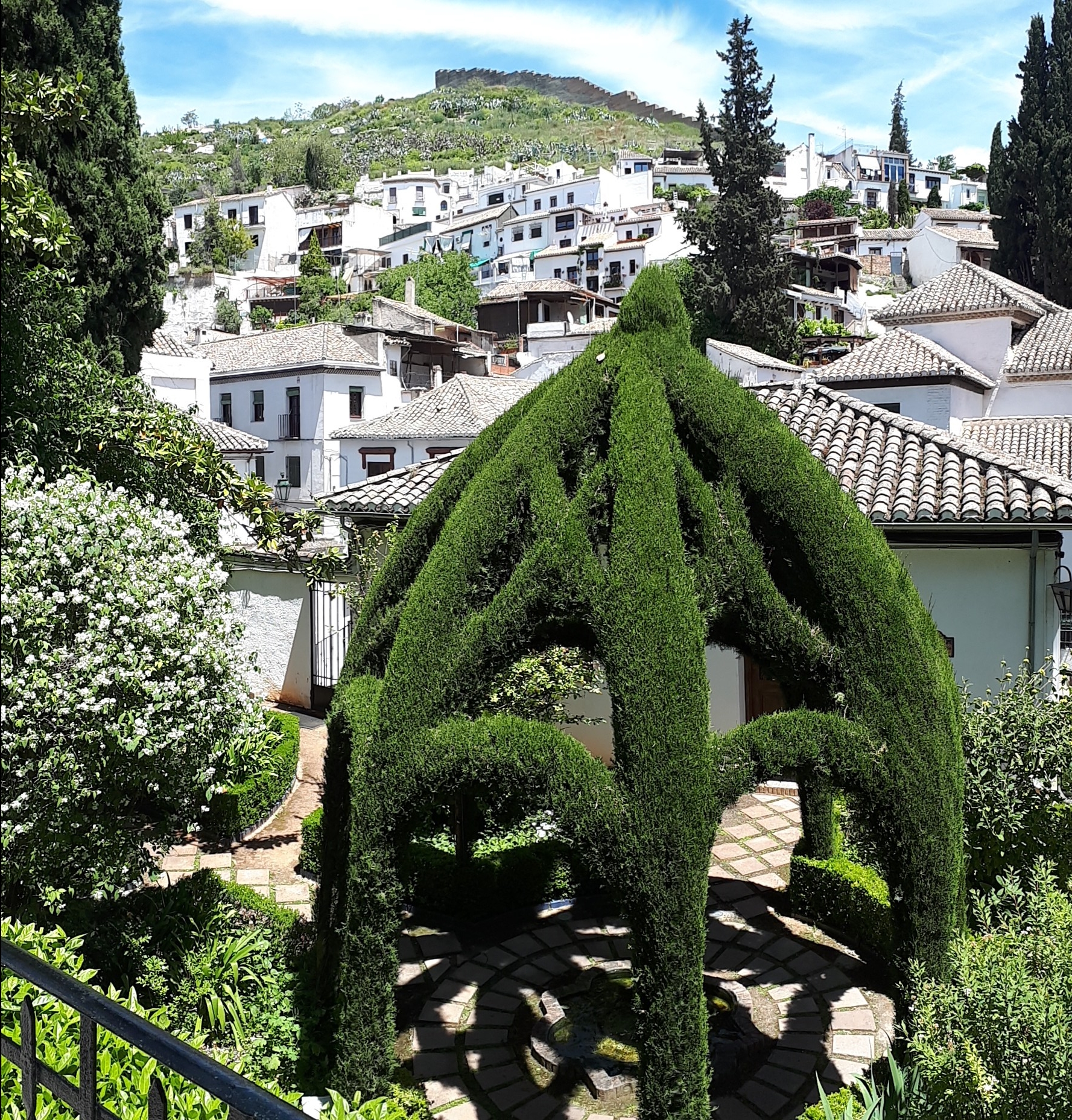 Patio de un cármen que dispone de unas bonitas vistas a la ciudad de Granada.