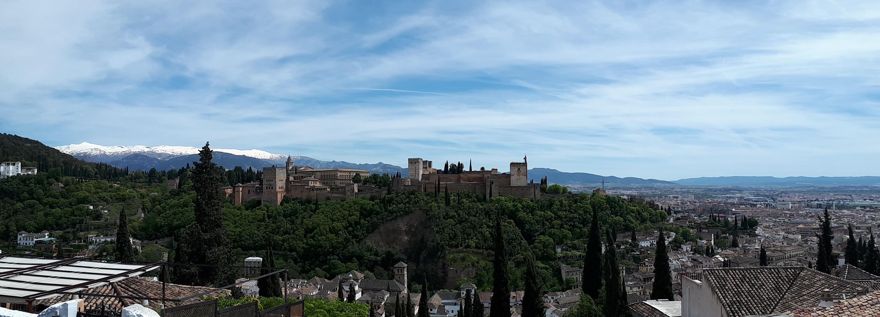 Impresionantes vistas de la ciudad de Granada con la Alhambra y Sierra Nevada al fondo. Se trata de uno de los mejores miradores de Granada y por tanto uno de los imprescindibles de la ciudad.