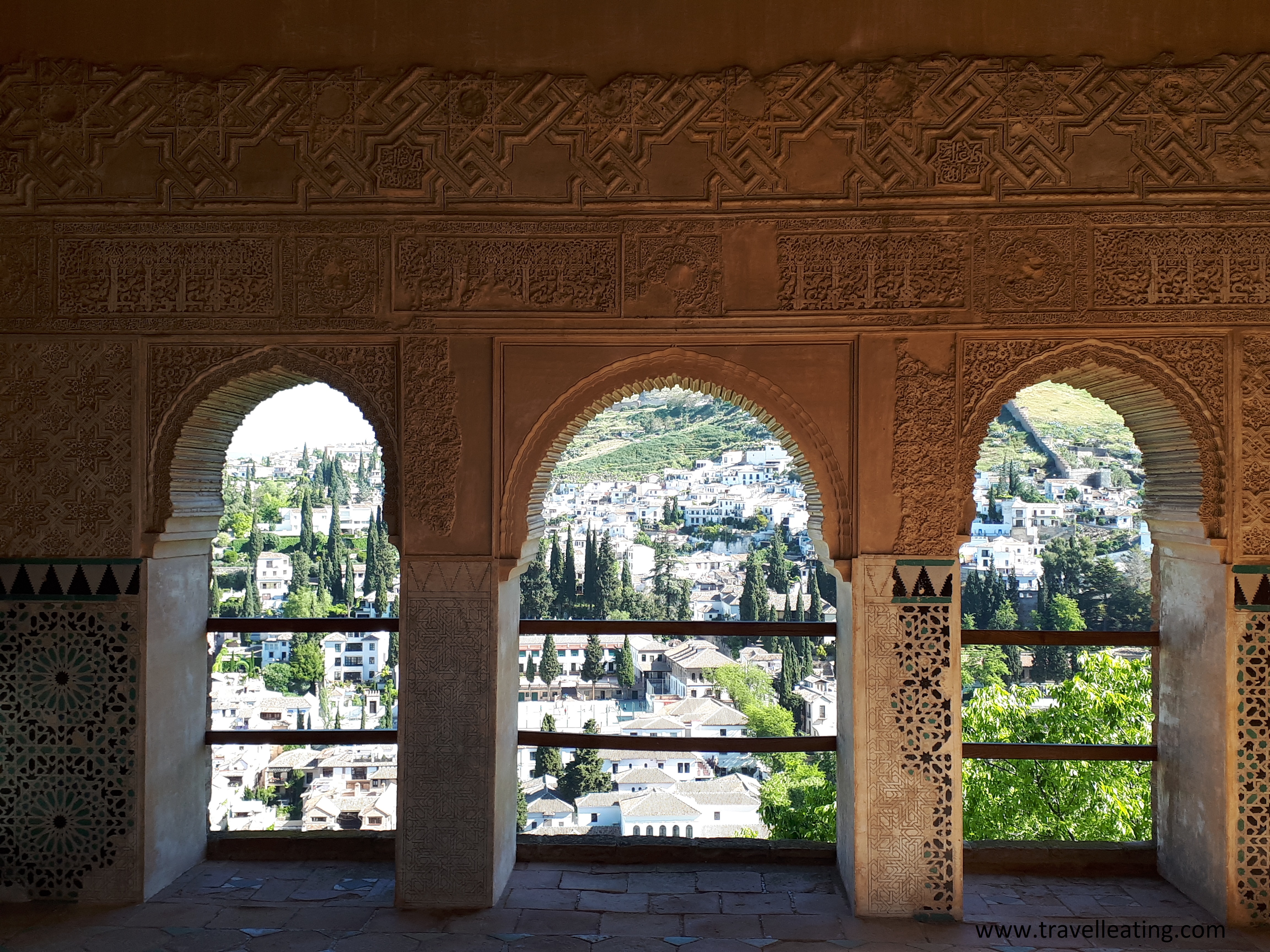 Ventanas de la Alhambra, uno de los imprescindibles de Granada, con vistas al barrio de Albaicín.