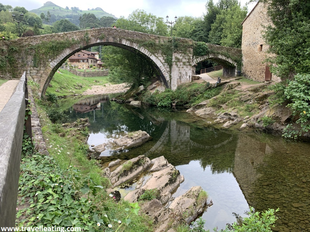 Puente romano sobre el río Miera con la estatua del Hombre-Pez y las Tetas de Liérganes al fondo (dos picos montañosos). Es la típica imagen de este pueblo considerado de los más bonitos de Cantabria.