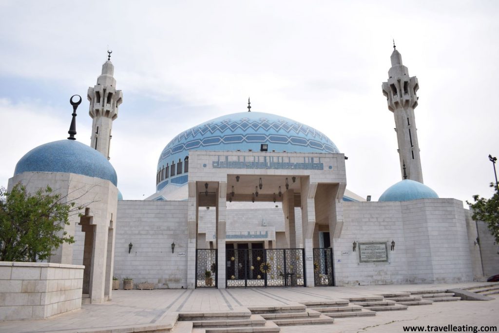 La preciosa Mezquita del Rey Abdalá I en Ammán es otro de los imprescindibles que ver en un viaje por Jordania, no solo por su belleza sino porque es la única de la ciudad que se puede visitar por turistas.