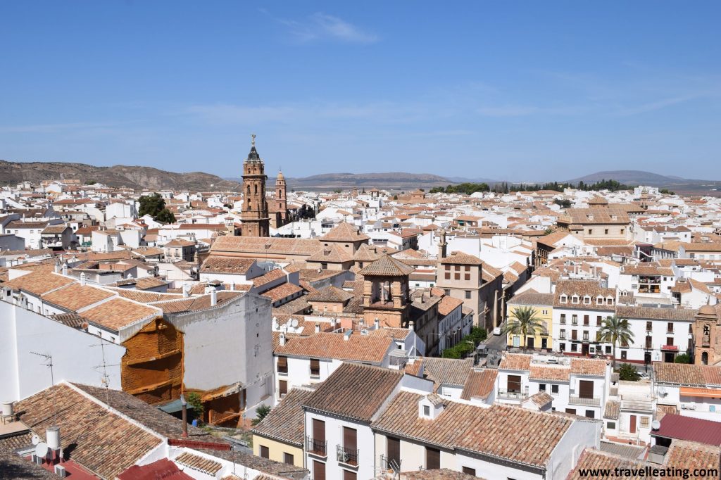 Vistas de la ciudad de Antequera desde lo alto de un mirador. Destacan los campanarios de las decenas de iglesias que podemos encontrar en esta ciudad.
