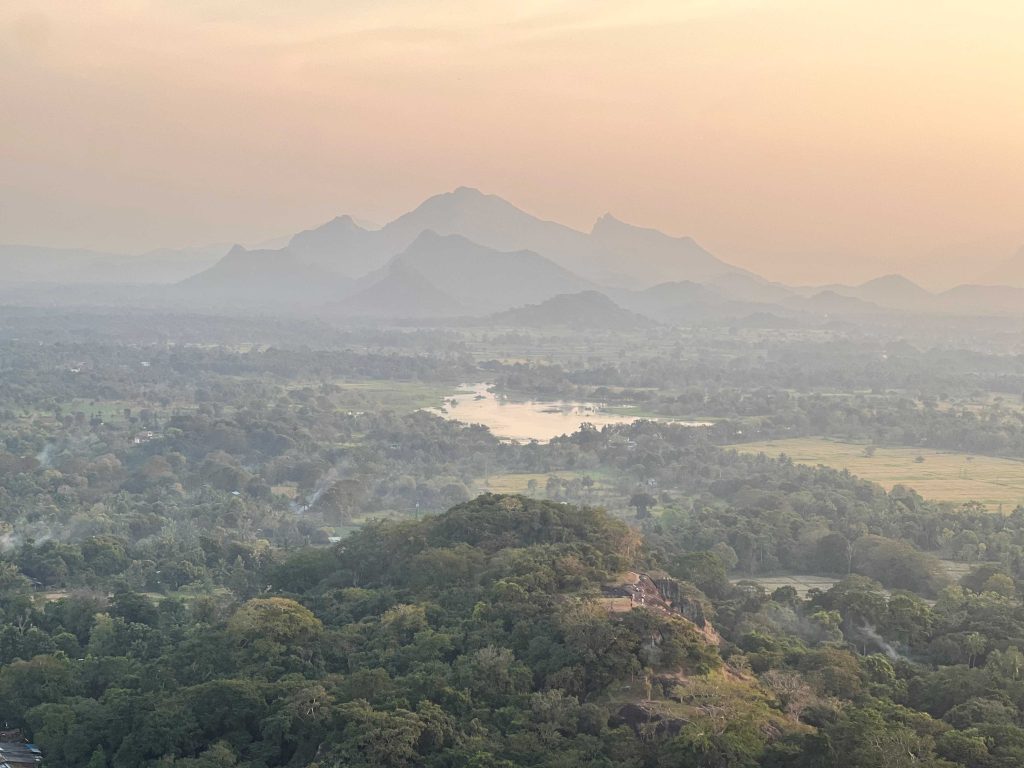 Disfrutar de las vistas de los paisajes que rodean Sigiriya desde lo alto de Lion's Rock al atardecer es una de las mejores cosas que ver y hacer en Sri Lanka