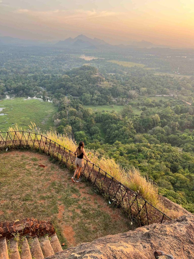 Atardecer desde lo alto de Lion's Rock de Sigiriya, uno de los imprescindibles que ver y hacer en Sri Lanka.