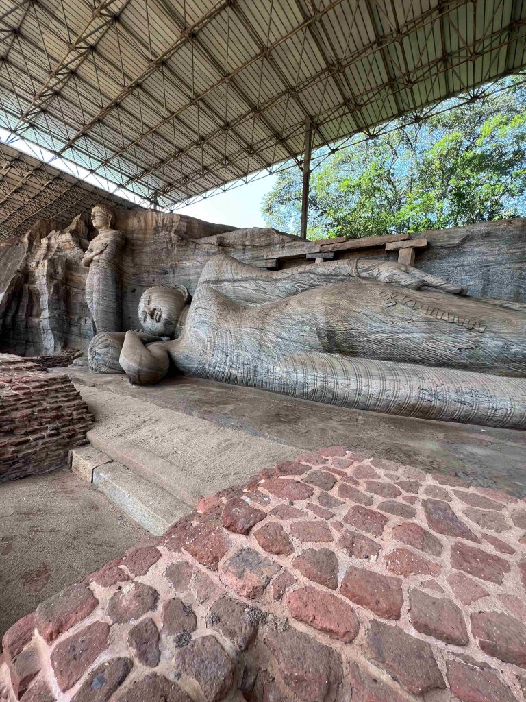 Buda gigante estirado de la antigua ciudad de Polonnaruwa