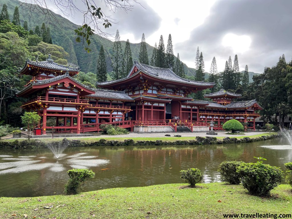 El rojo e impresionante templo japonés Byodo-In es uno de los imprescindibles que ver en Oahu.