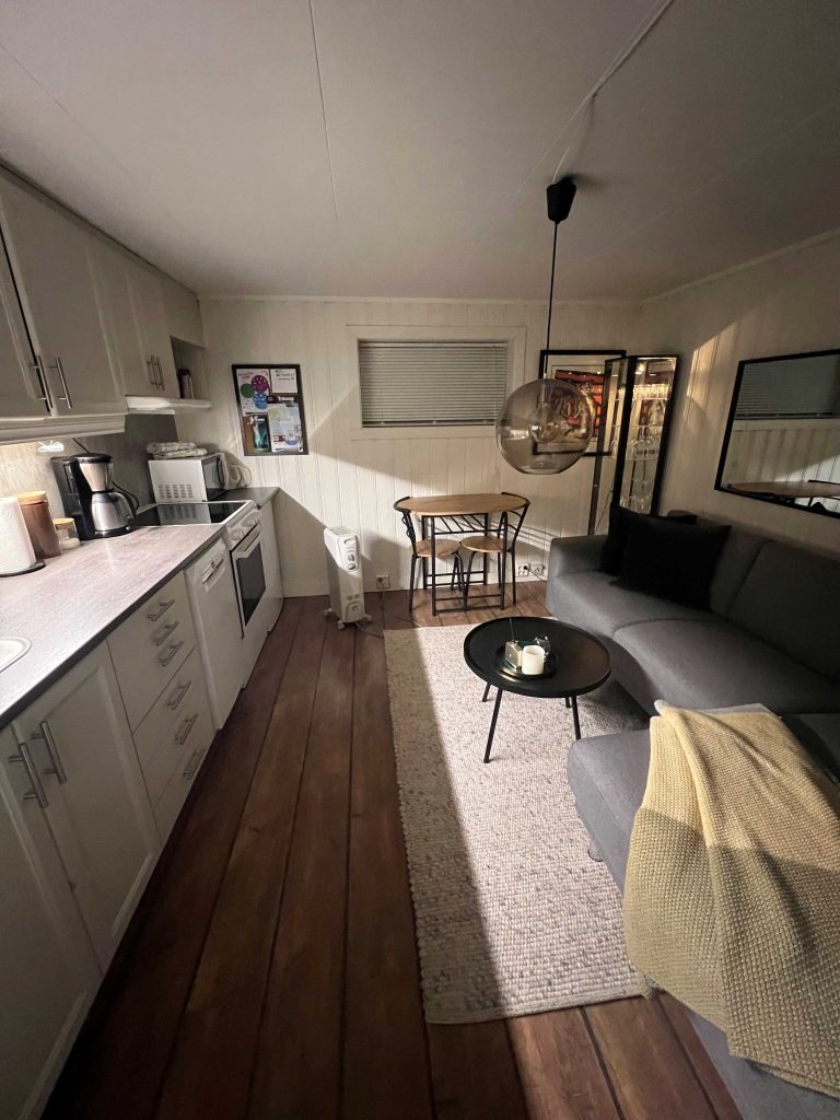 Salón y cocina del apartamento que os recomendamos para hacer base al viajar a Tromso.