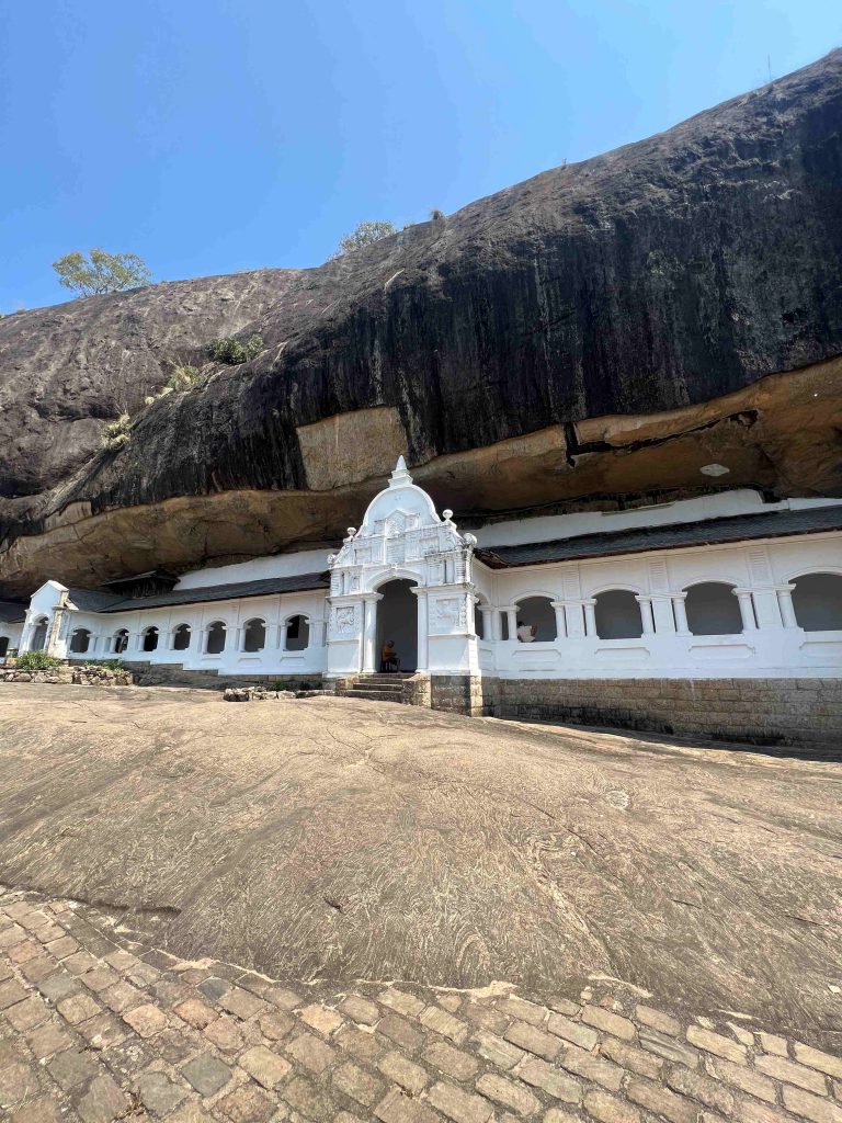 Las impresionantes cuevas de Dambulla, construidas en la piedra.