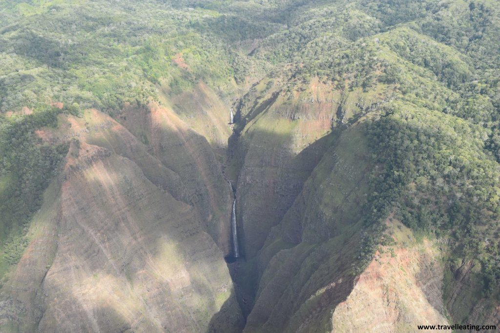 Impresionante cascada en Kauai vista desde la avioneta. Una de las actividades más recomendadas al viajar a Hawaii.