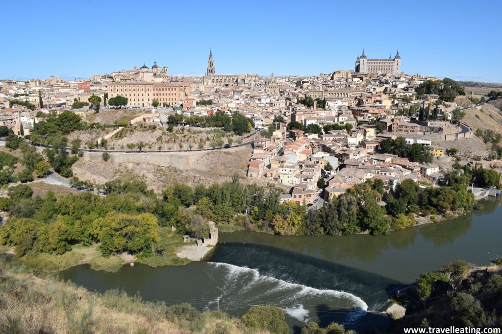 Vistas de la imponente ciuda de Toledo, que se alza sobre una colina y abrazada por un meandro del río Tajo.