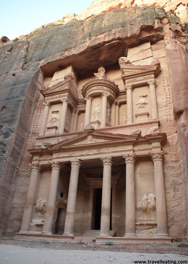 El espectacular Tesoro de Petra, una preciosa tumba construida en la piedra. Uno de esos lugares imprescindibles de visitar al viajar a Jordania.