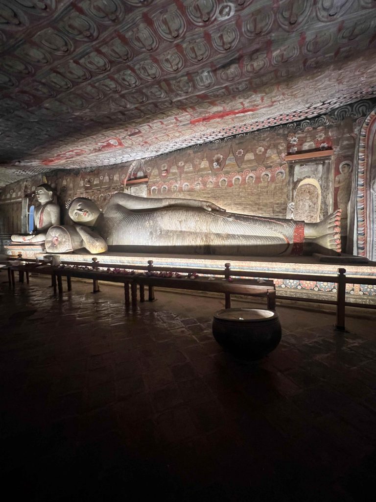 Buda gigante en el interior de una de las cámaras de las cuevas de Dambulla en Sri Lanka.