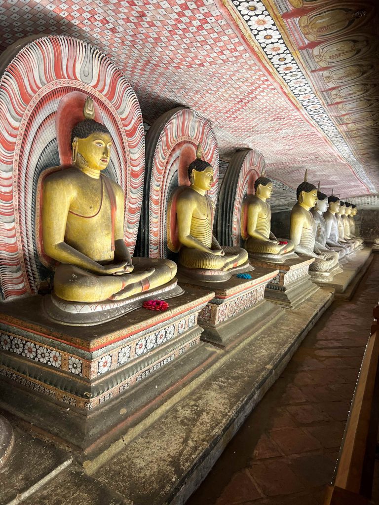 Visitar las increíbles Cuevas de Dambulla, repletas de figuras de budas y pinturas coloridas, es un imprescindible que planear al viajar a Sri Lanka.