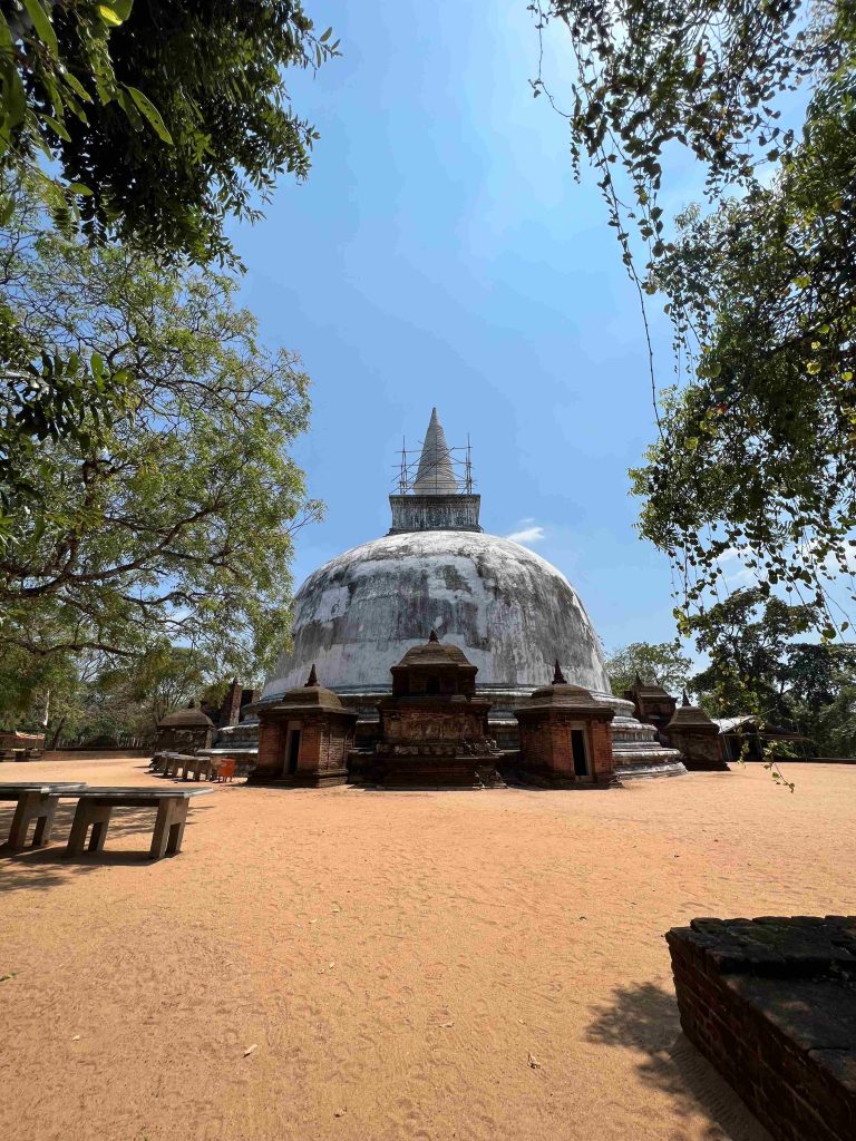 Estupa blanca de las ruinas de la antigua ciudad de Polonnaruwa
