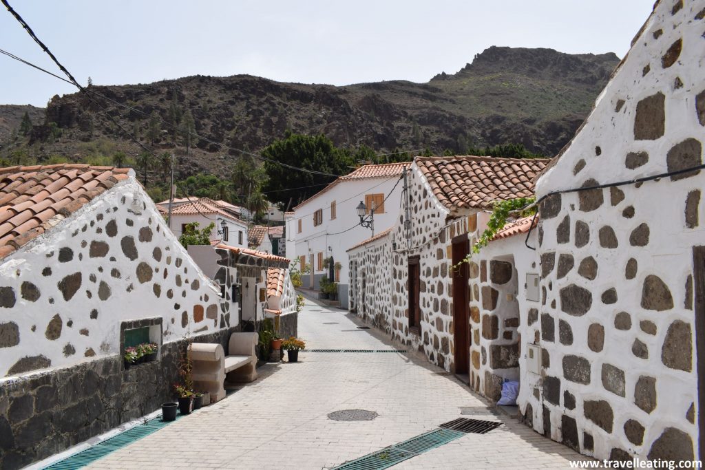 Este pueblo repleto de casas tradicionales blancas canarias es uno de los lugares que ver en Gran Canaria.
