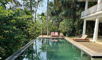 Piscina rodeada de selva en el Good Vibes Villa de Unawatuna