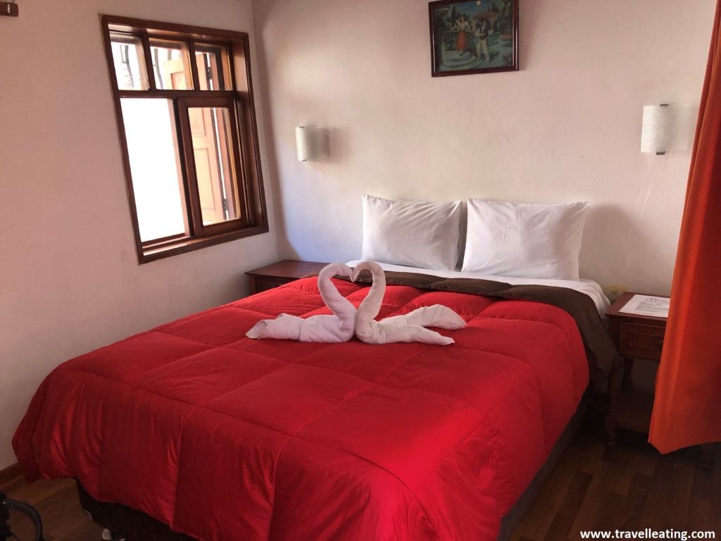 Habitación sencilla con una cama doble de nuestro alojamiento en la ciudad de Cusco, Perú.
