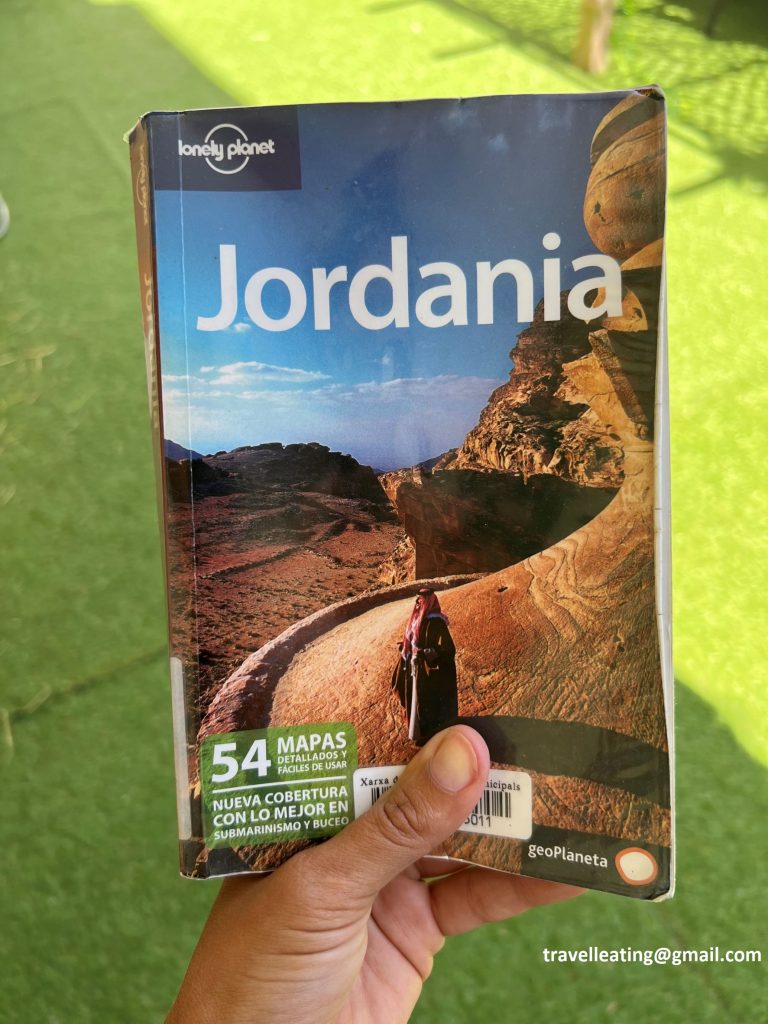 Guía Lonely Planet, un imprescindible para nosotros para viajar por Jordania.
