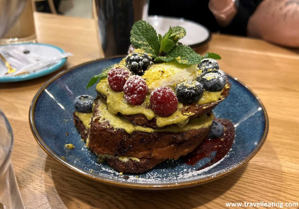 La espectacular French toast del Muhabbet, uno de los restaurantes-cafeterías más recomendadas para desayunar en Cracovia.