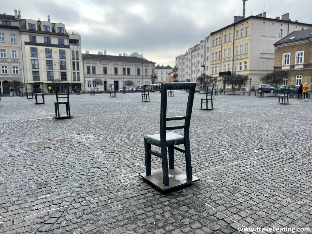 Monumento de las sillas de la Plaza Héroes del Gueto, uno de los lugares que ver en el antiguo gueto de Cracovia.