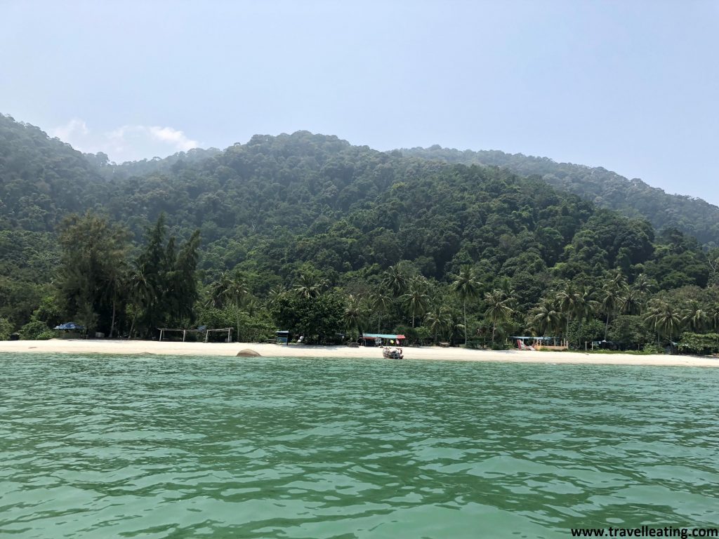 Llegando en barco a Monkey Beach, en el Parque Nacional de Penang.
