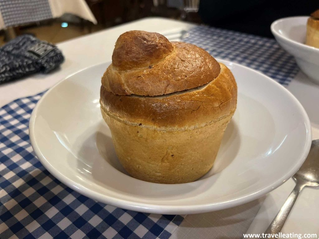 Sopa de champiñones servida dentro de una hogaza de pan, algo muy típico de la gastronomía de Polonia.