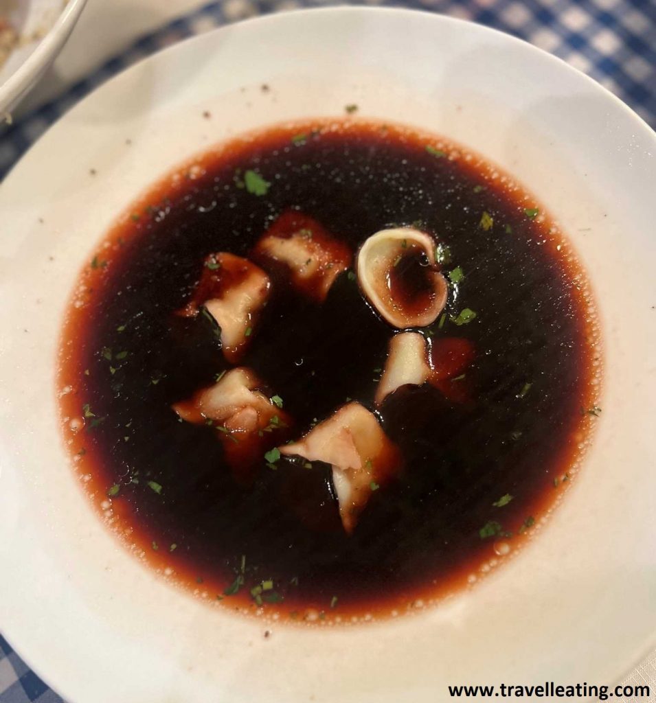 Sopa borsch, una sopa tradicional de remolacha típica de los países del Este, con pierogis de champiñones.