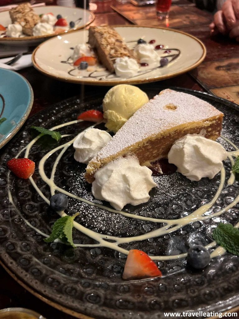 Szarlotka, el pastel tradicional de la gastronomía de Polonia, que es de manzana y se sirve caliente.