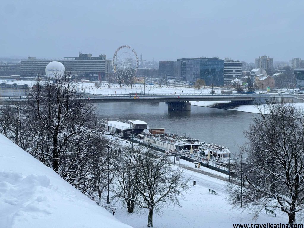 Subir al globo aerostático y la noria gigante de Cracovia junto al río Vístula son dos actividades diferentes que hacer en esta ciudad.