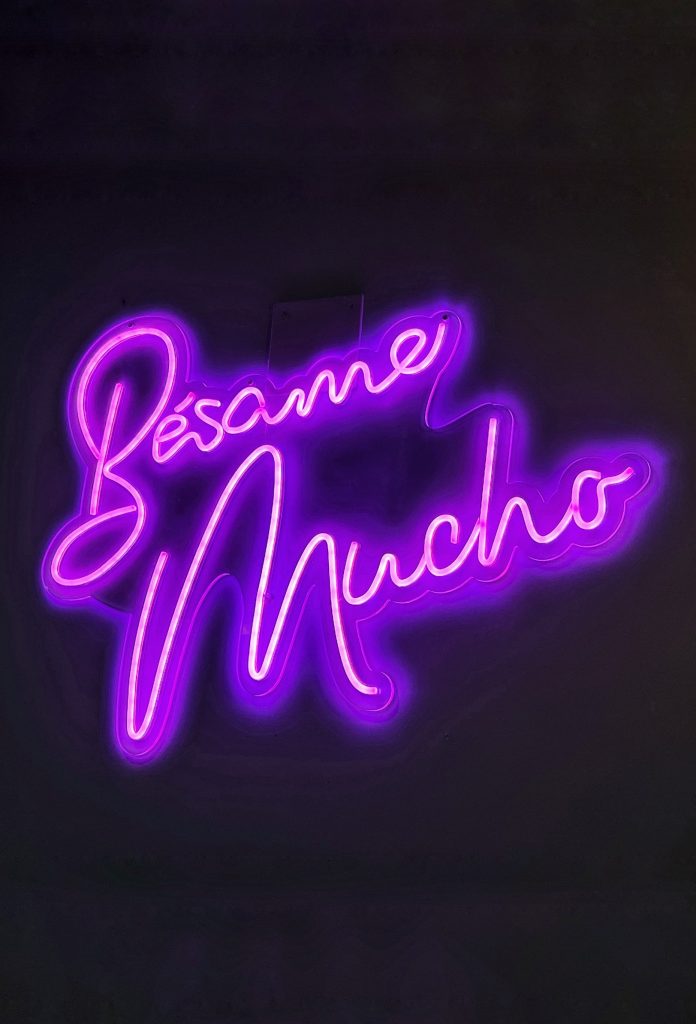 Neón "Bésame Mucho" del restaurante Borocco Beach Club de Salobreña