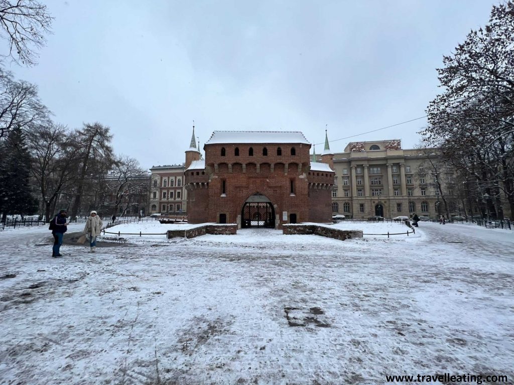 La Barbacana de Cracovia es un edificio de ladrillo polígonas que servía como defensa de la ciudad