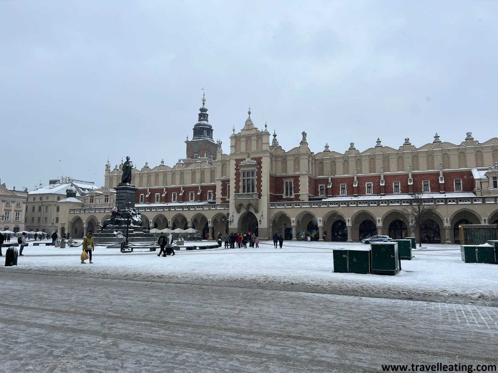 La Lonja de Paños o Mercado de Paños actualmente funciona como un centro comercial y se encuentra en la famosa Plaza del Mercado de Cracovia.