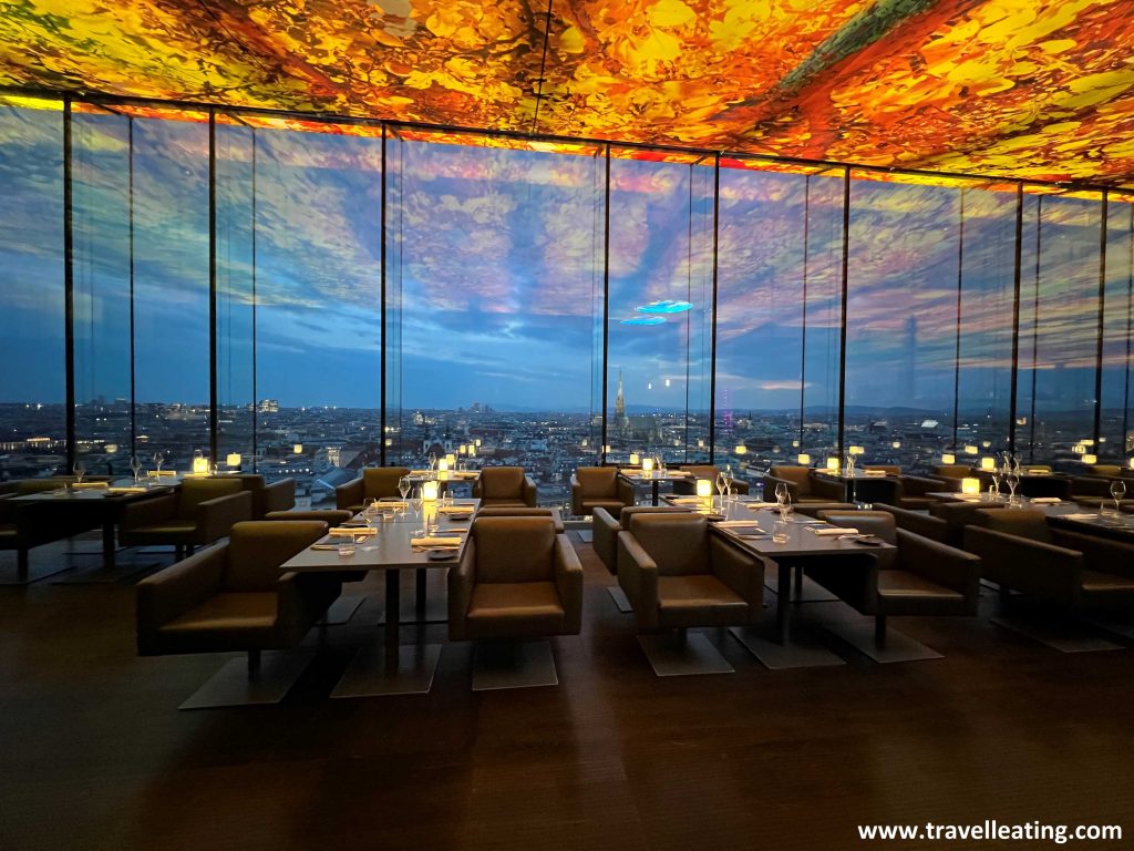 Increíble local con un techo de colores iluminado y una pared toda ella de cristal para poder admirar su increíble panorámica. Del restaurante Das Loft, uno de los restaurantes más recomendados de Viena para disfrutar de vistas.