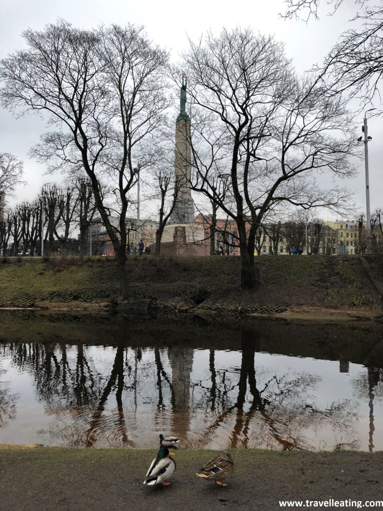 Monumento a la Libertad des del Parque Bastejkalna, en el centro de Riga.