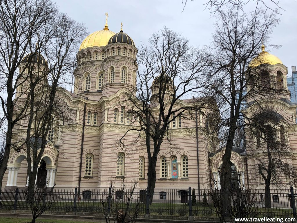 Catedral ortodoxa de la Natividad de Riga.