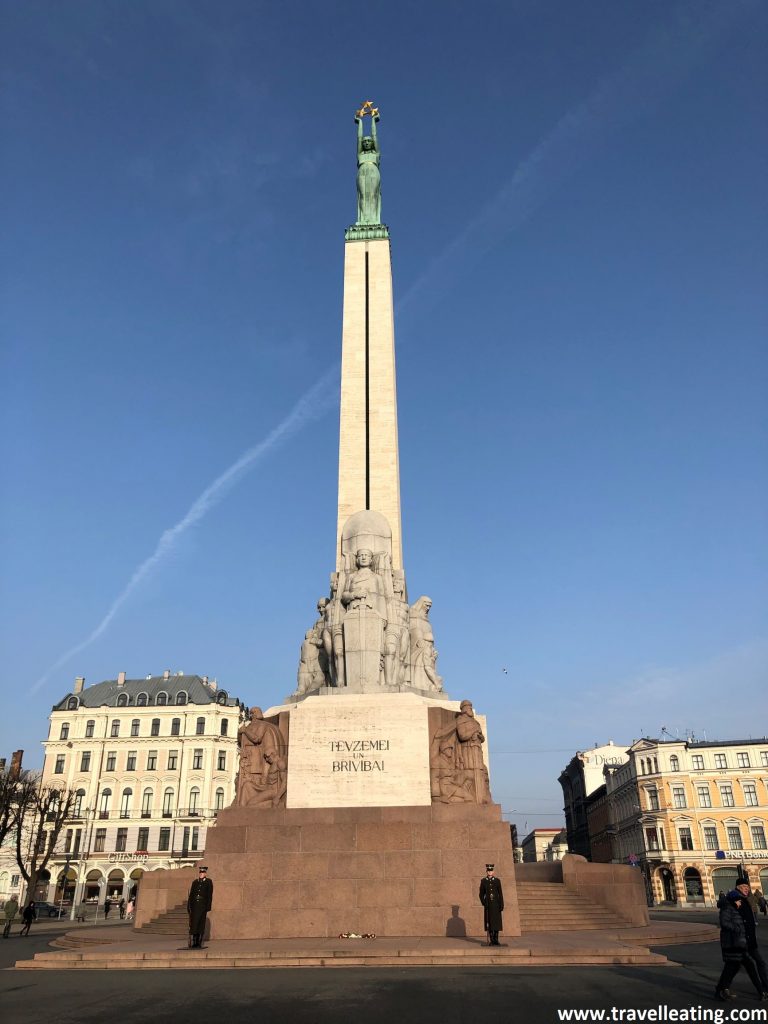 Monumento a La Libertad, uno de los imprescindibles de Riga.