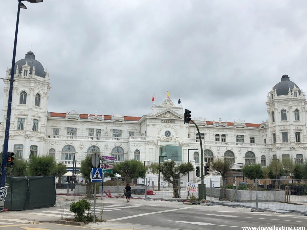 Gran edificio blanco y elegante que aloja el casino del Sardinero, uno de los imprescindibles que ver en Santander.