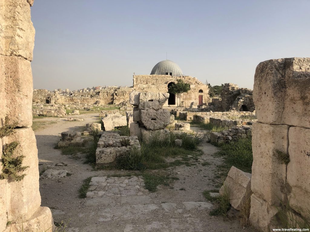 Ruinas de una preciosa mezquita en la Ciudadela de Ammán, uno de los lugares imprescindibles que ver al viajar por Jordania.