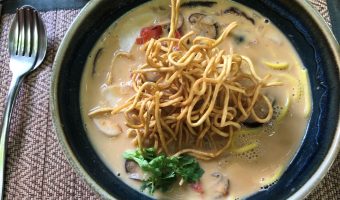 Bol de Khao Soi, una sopa de fideos con setas y verduras servidas en un caldo denso picante, como una especie de curry. Un plato típico de la gastronomía tailandesa de norte del país.