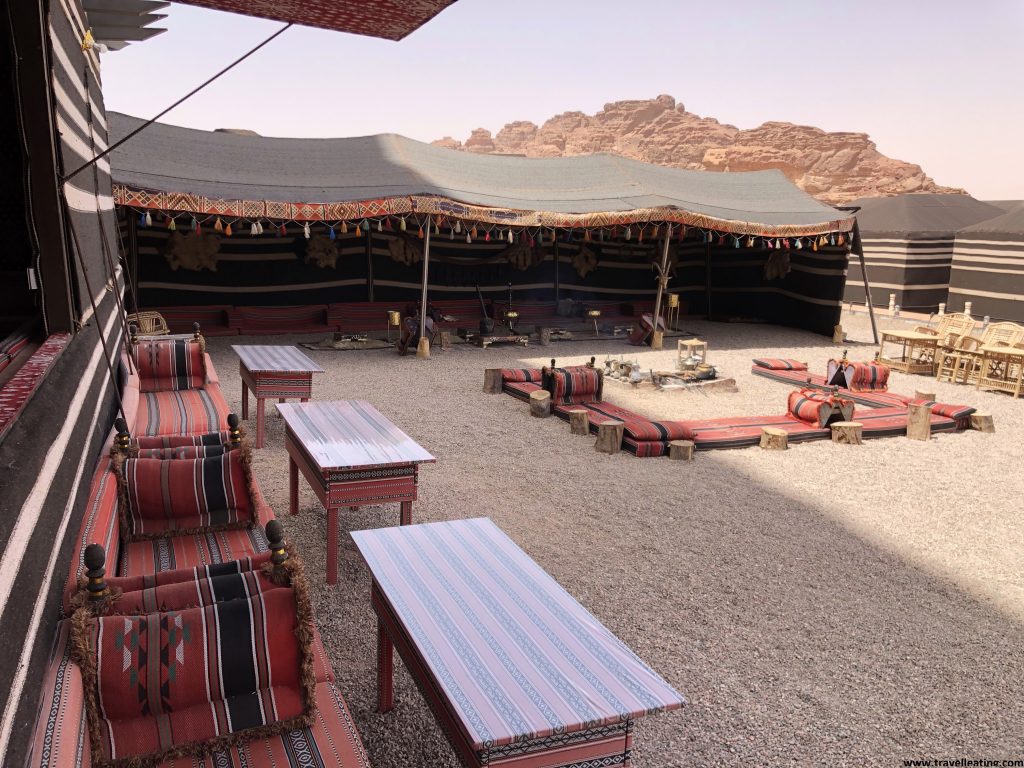 Bonito camp fire de un campamento beduino en medio del desierto. Una de las mejores experiencias de viajar a Jordania.