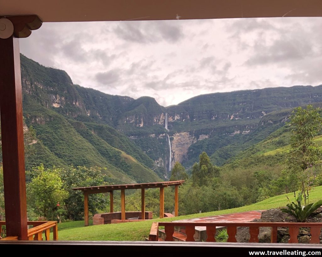 Preciosas vistas desde la habitación de nuestro hotel a la impresionante Catarata Gocta.