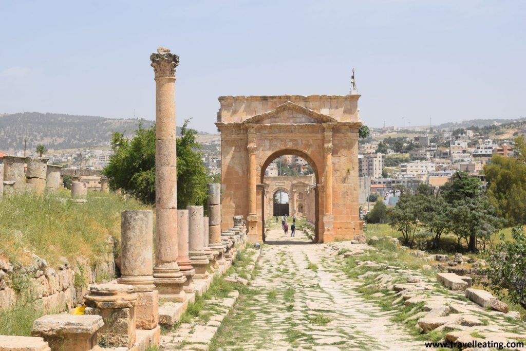 Gran arco en forma de puerta en medio de las ruinas de Jerash, una de las ruinas romanas más grandes del mundo.