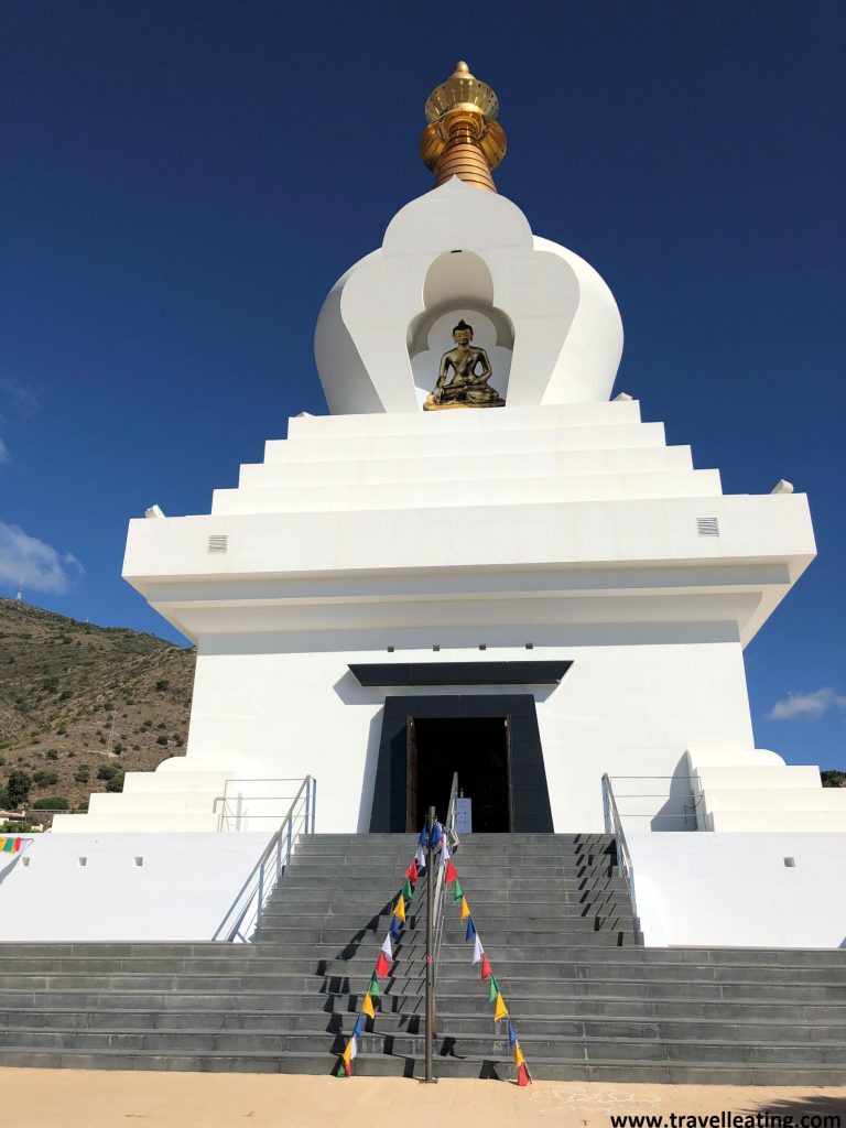 La preciosa estupa blanca tibetana de Benalmádena, con sus banderines de colores en la entrada y su pequeño buda, es otro de los lugares que ver en Andalucía.