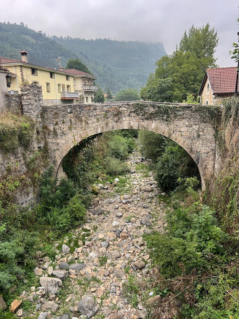 Puente de piedra del precioso pueblo de Lanestosa, uno de los imprescindibles que ver y hacer en el Valle de Carranza.