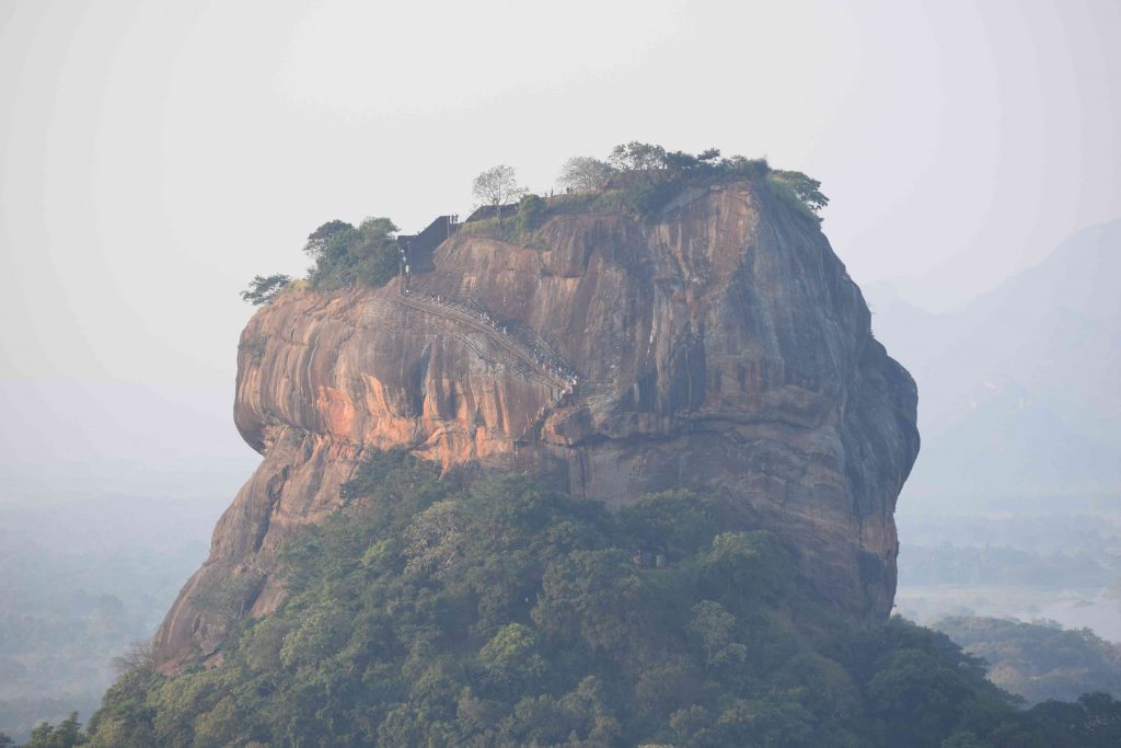 Vistas de Lion's Rock de Sigiriya desde lo alto de Pidurangala.