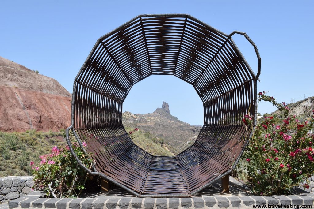 Enorme cesta de mimbre que enmarca el popular Roque Bentayga. Es por tanto uno de los miradores imprescindibles que ver en Gran Canaria.