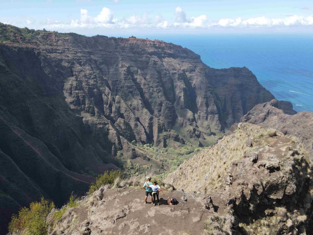 Vistas de la Napali Coast desde el mirador del Awaawapuhi Trail, una de las rutas imprescindibles que hacer en Kauai.