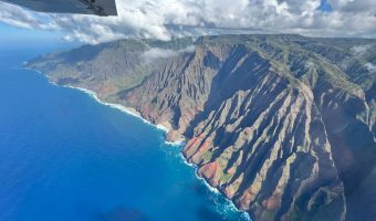 Vistas de la increíble Costa de Napali desde la avioneta, un tour imprescindible que hacer en Kauai.